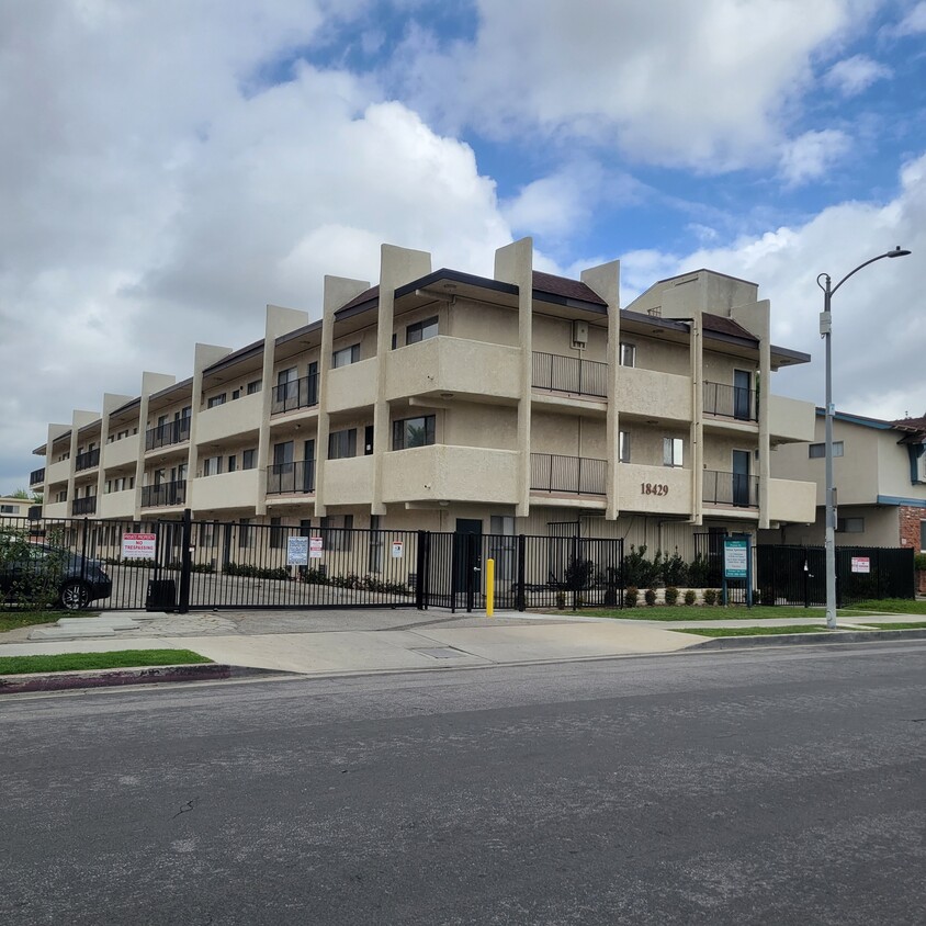 Primary Photo - 37 unit building close to CSUN!