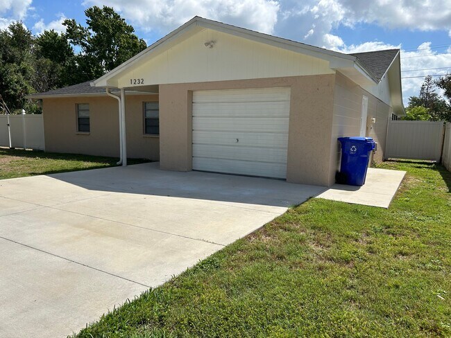 Foto del edificio - 1233 Honeytree Ln E