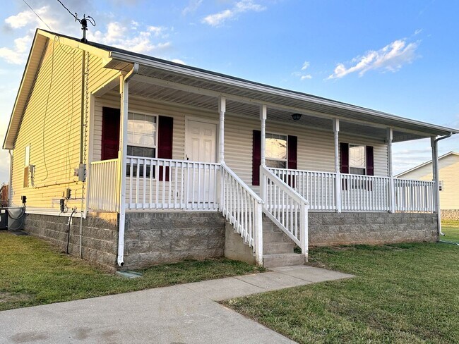 Foto del edificio - Single-Family in Oak Grove, KY--Deck and L...