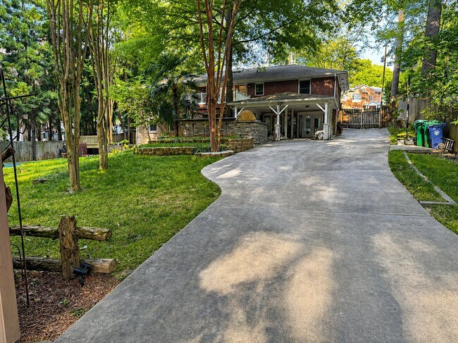 Foto del edificio - 1596 Deer Park Rd NE