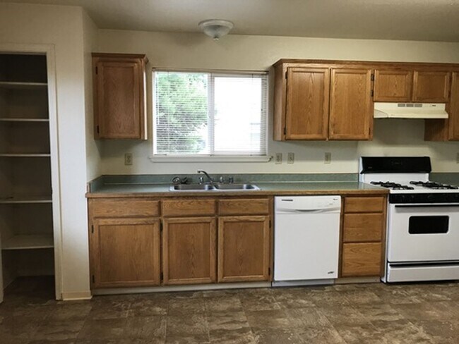 Building Photo - 1493 Larissa Cir