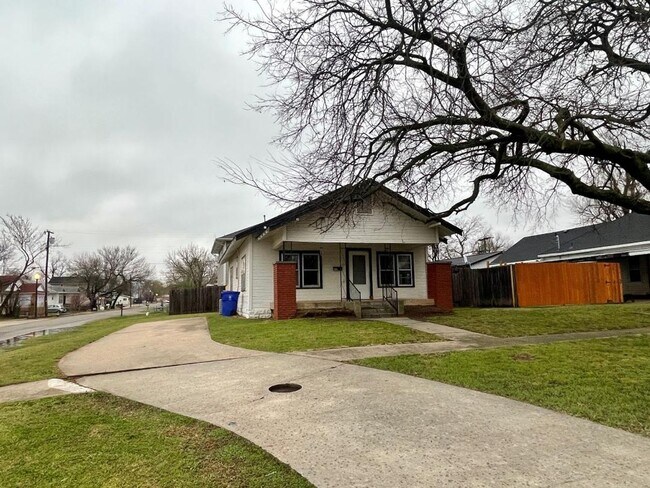 Building Photo - ADORABLE 2 BEDROOM 1 BATHROOM HOUSE IN CENTRAL NORMAN