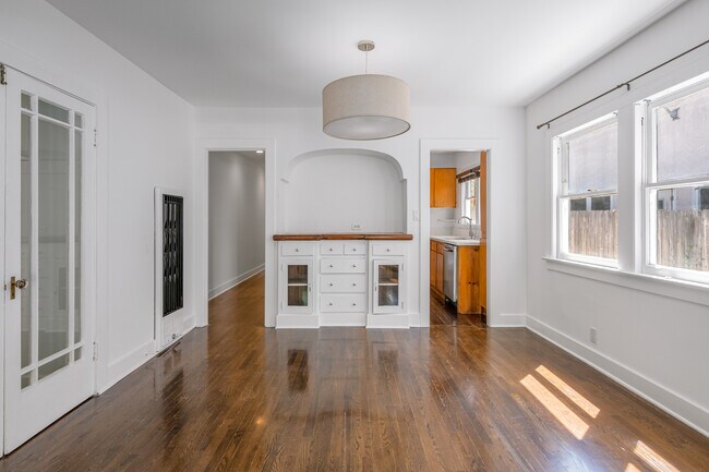 Building Photo - 728 N Ridgewood Pl