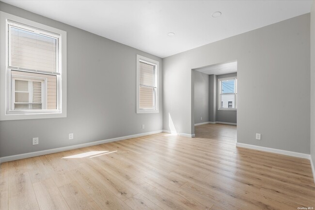 Building Photo - 62-76-76 60th Dr