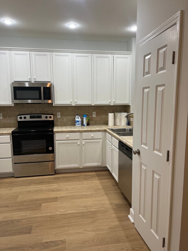 Foto del edificio - 144 Summit Oaks Ln