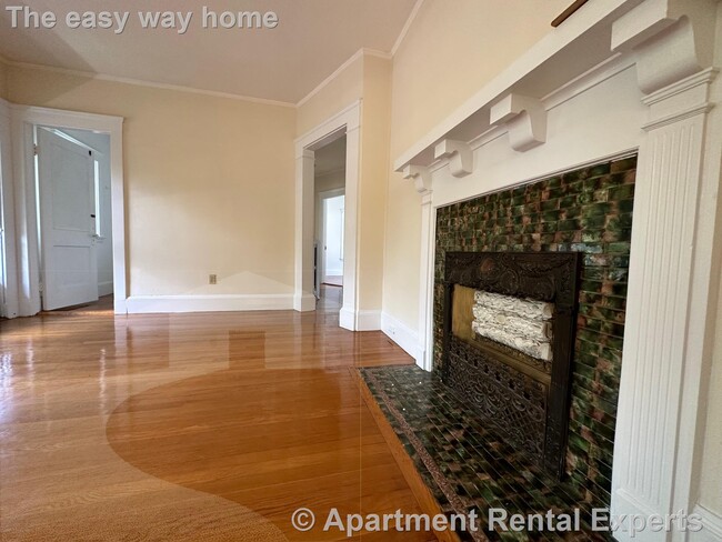 Building Photo - West Medford 2 bedroom - 5 Rooms - Laundry...