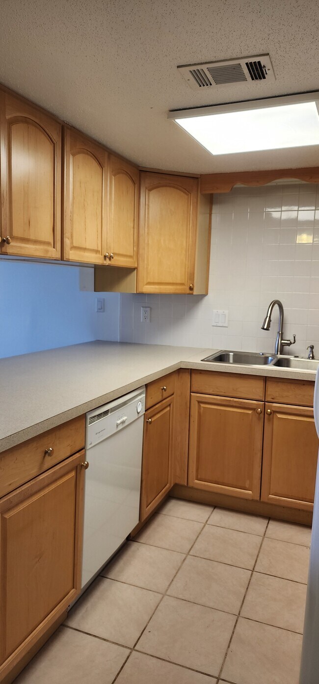 Foto del edificio - 308 Miracle Strip Pkwy SW