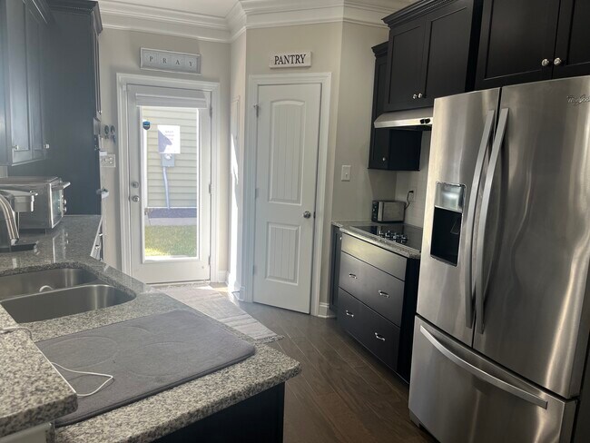 Foto del edificio - 7016 Hawser Ln