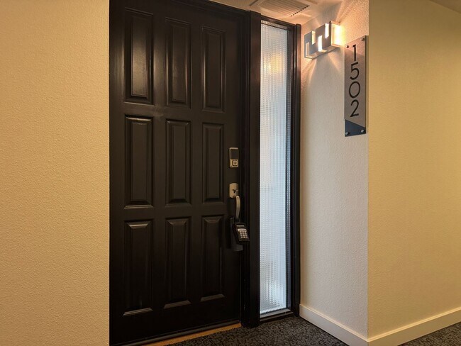 Building Photo - Luxury 2 Bedroom Condo Available at Regency House in Central Phoenix!