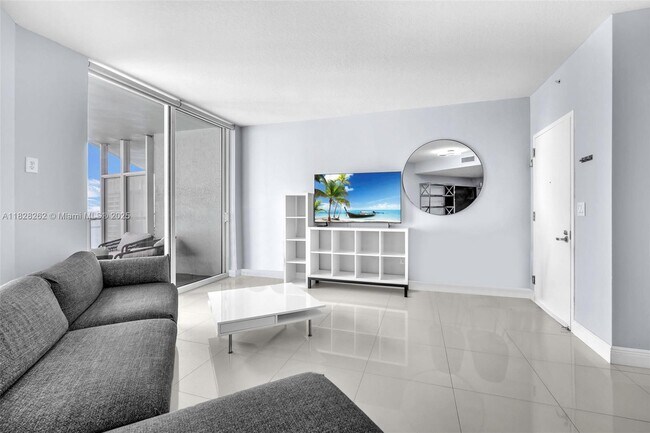Living Room - 1900 N Bayshore Dr