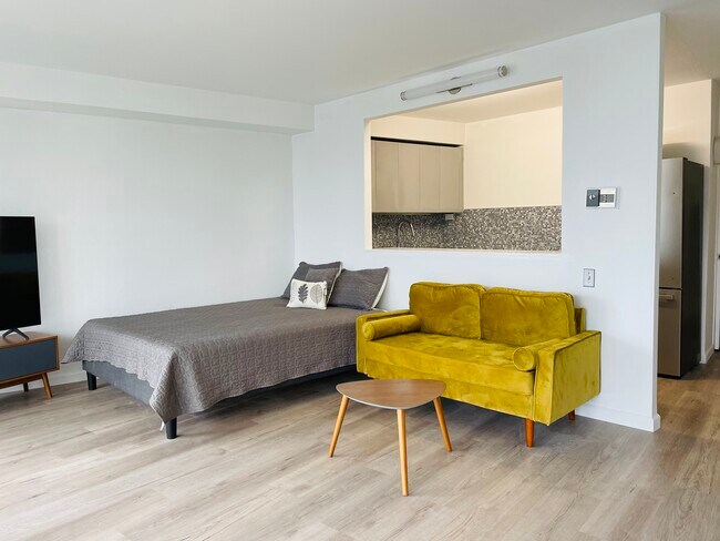 Living - 300 N State St Apartment