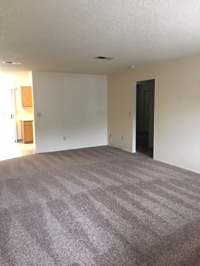 1868 Conifer Way Unit 3, Redding, CA 96002 Room for Rent in Redding