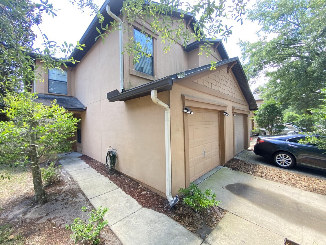 7728 Highchair Ln, Jacksonville, FL 32210 Townhome Rentals in