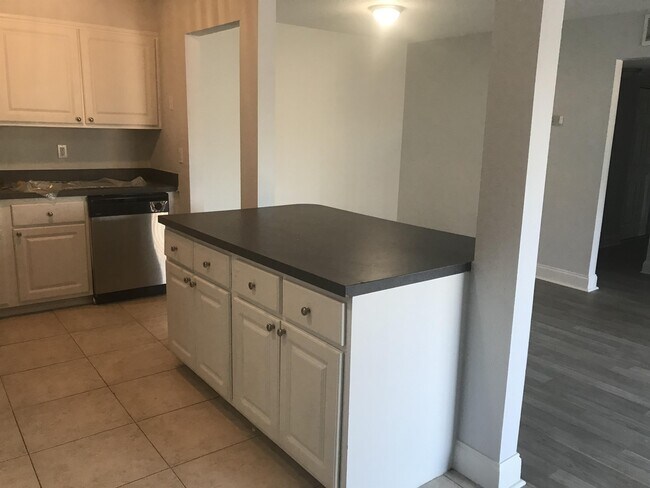 Building Photo - 492 Banyon Tree Cir