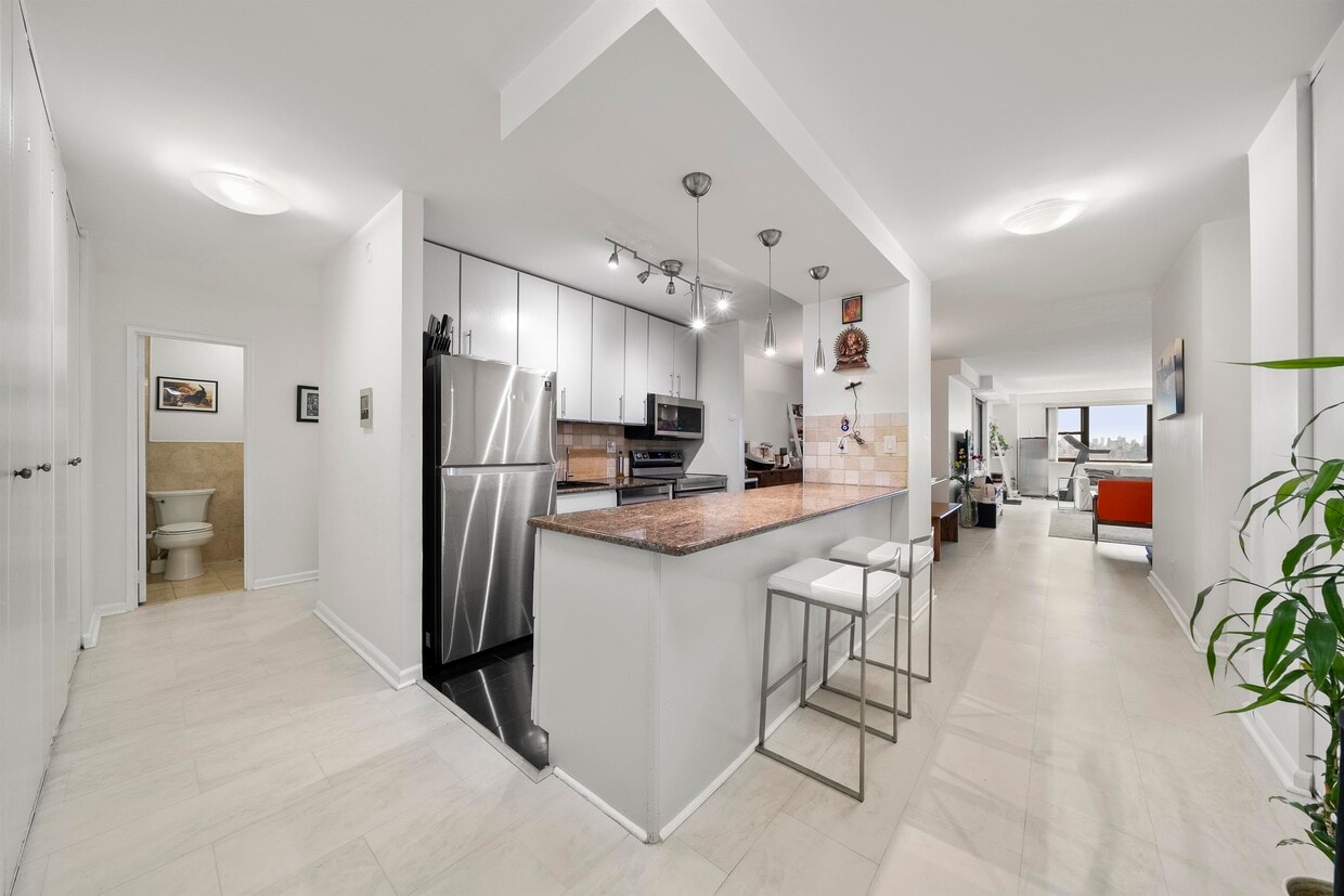 Foto principal - 7855 JFK Blvd E