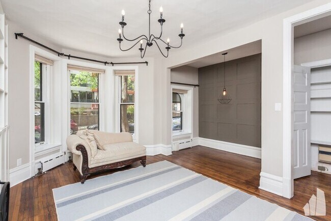 Building Photo - Rarely available 2bed/2ba walk up condo fo...