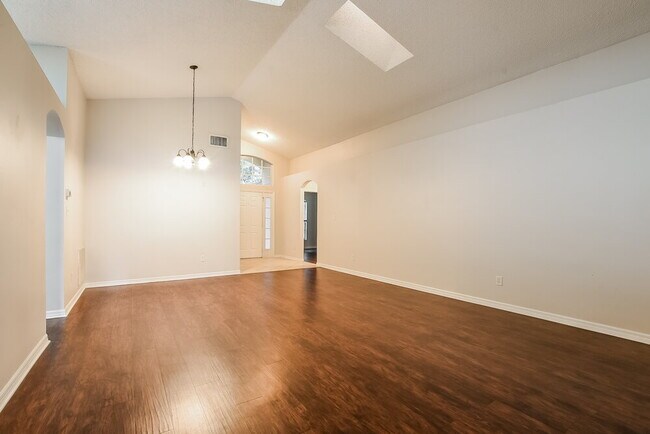 Foto del edificio - 92 Pine Forest Pl