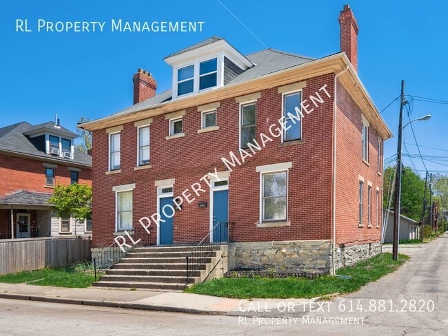 Building Photo - Beautiful 4 bedroom 2 Bathroom Townhome lo...