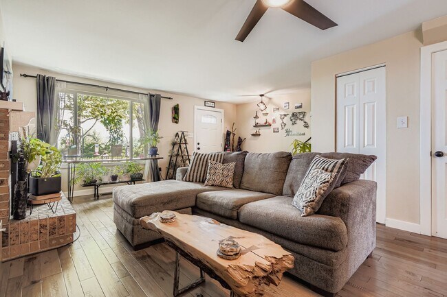 Sala de estar - 382 Gladiola St