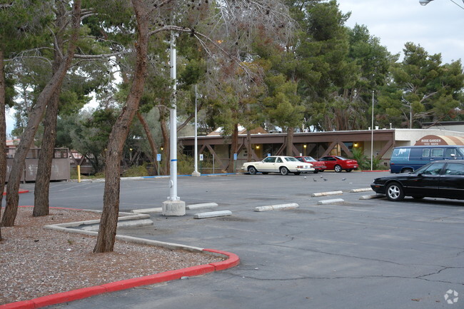 Foto del edificio - Rose Garden Apartments