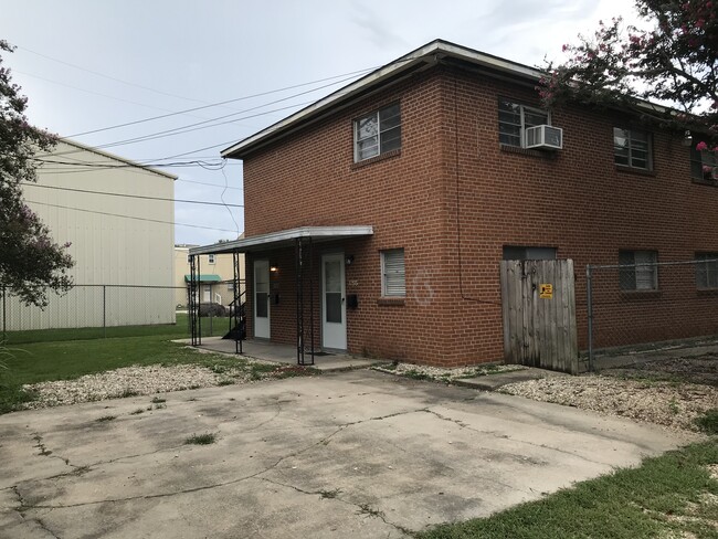 Building Photo - 944 Geranium St