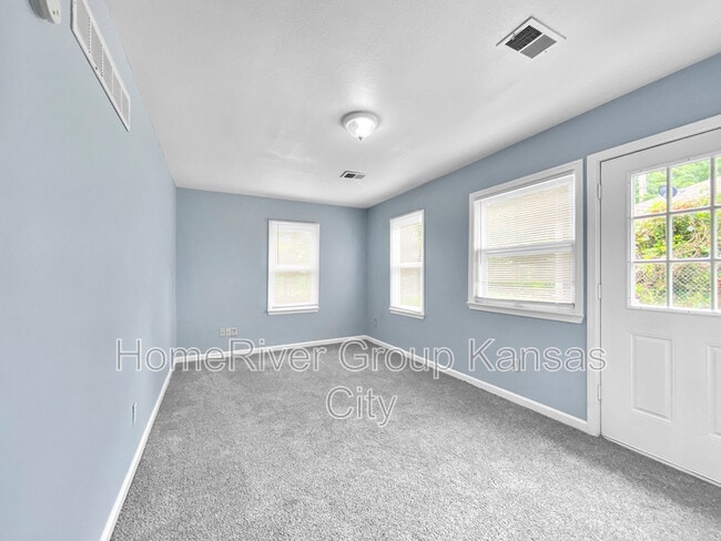 Building Photo - 1123 S Haden St
