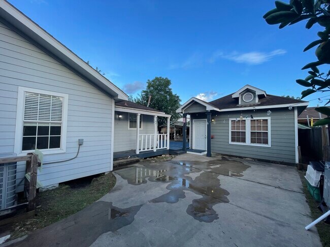 Studio house - 1934 July St