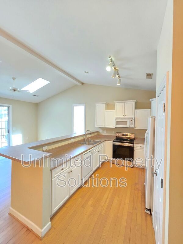 Building Photo - 318 Monlandil Dr