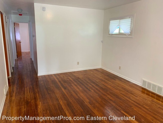 Building Photo - 3 br, 1.5 bath House - 16712 Meadowvale Ave