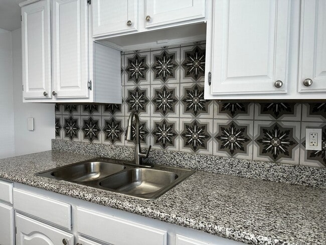 Building Photo - 14005 N Palm St