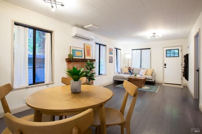 Foto del edificio - 654 Square Foot remodeled 2 bedroom, 1 bat...