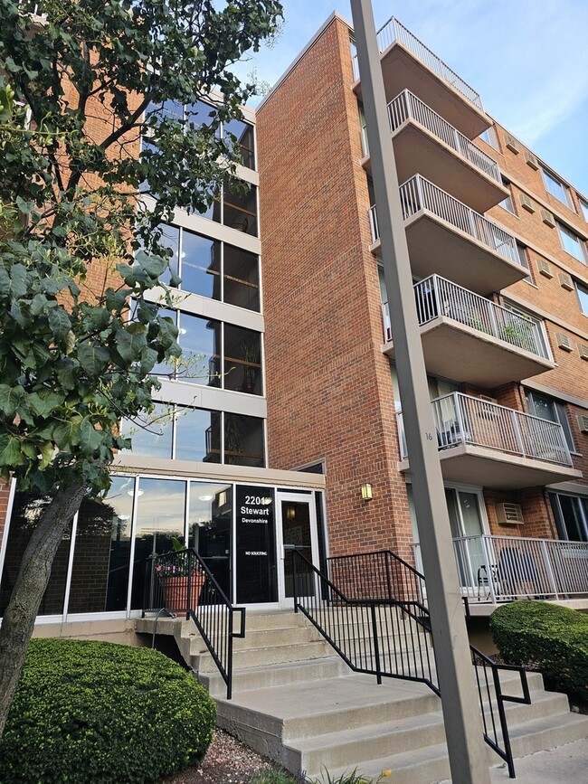 Building Photo - 2201 S Stewart Ave