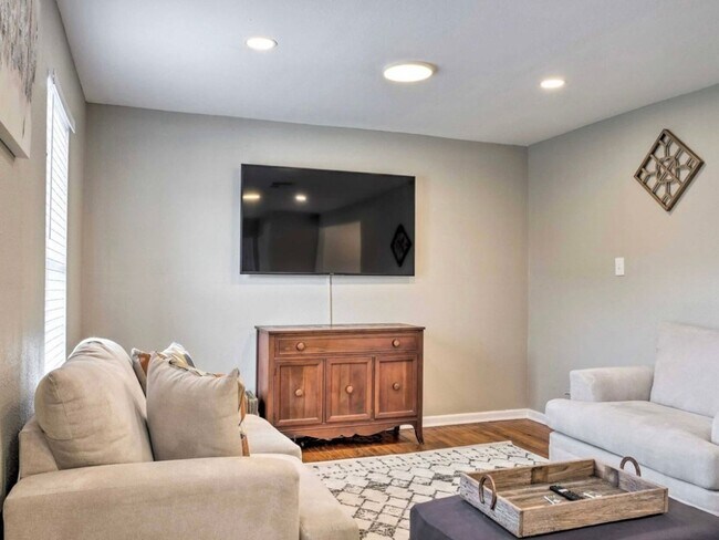 Building Photo - 3 Bedroom Single Family Home in Houston