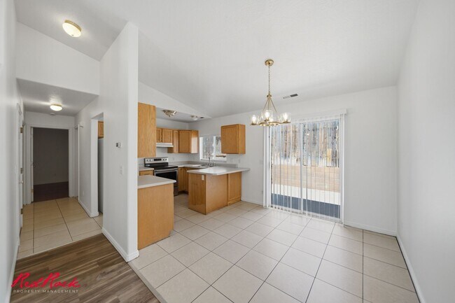 Foto del edificio - Spacious 3 Bedroom Townhome