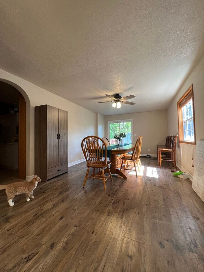 Foto del edificio - Spacious 5 Bedroom, 2 Bathroom Home for Re...