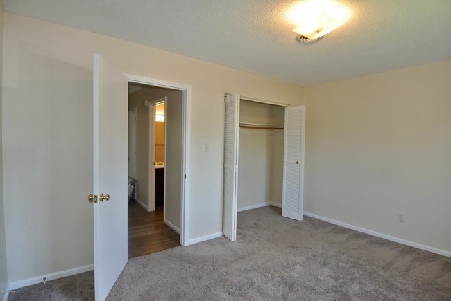 Building Photo - 1731 Elmwood Dr