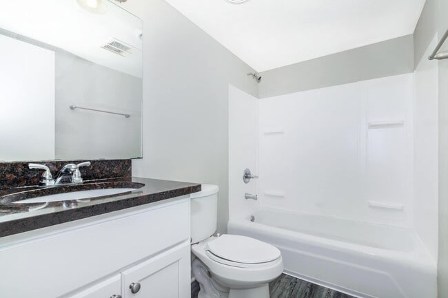 Building Photo - Courtyard Apartments