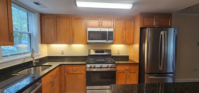 Foto del edificio - See YT Video! Massive Luxury 2bed Townhouse!  Gas, Heat and Hot Water Included in Gorgeous location