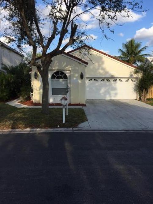 Primary Photo - 102 Woodlake Cir