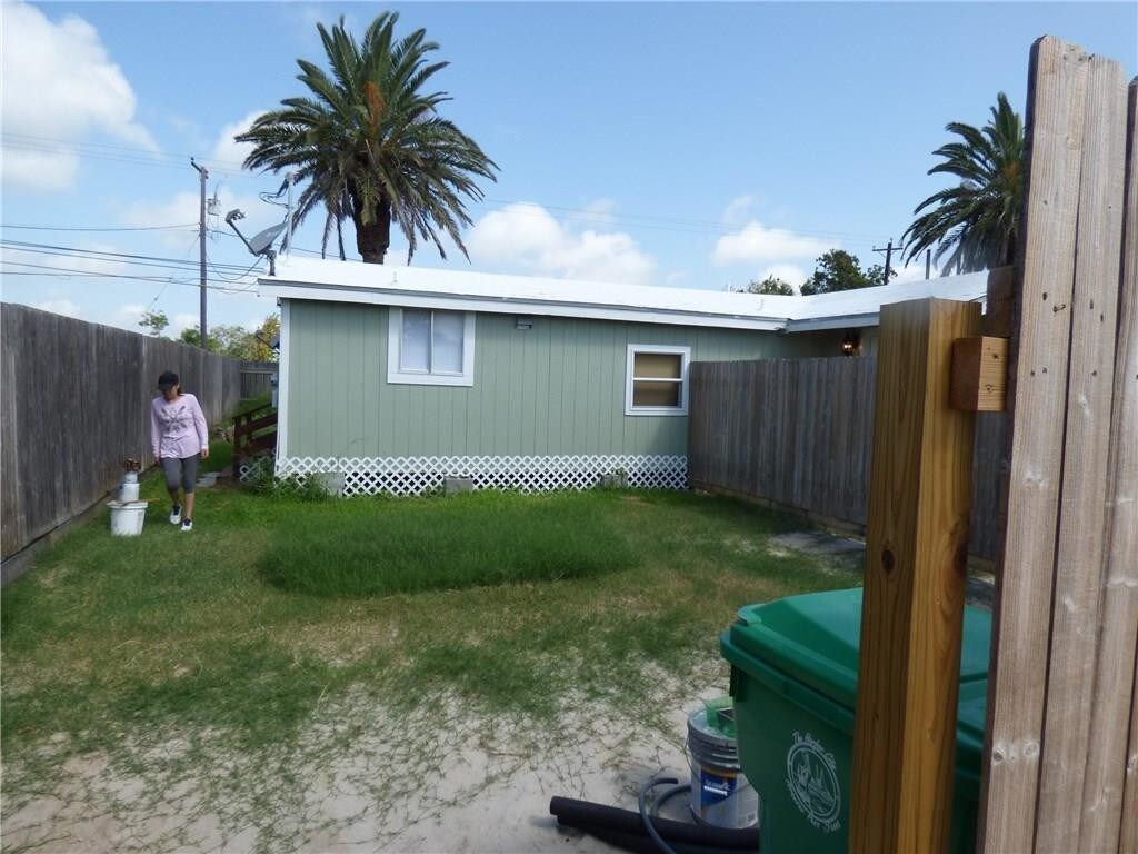 1146 S Arch St, Aransas Pass, TX 78336 Townhome Rentals in Aransas