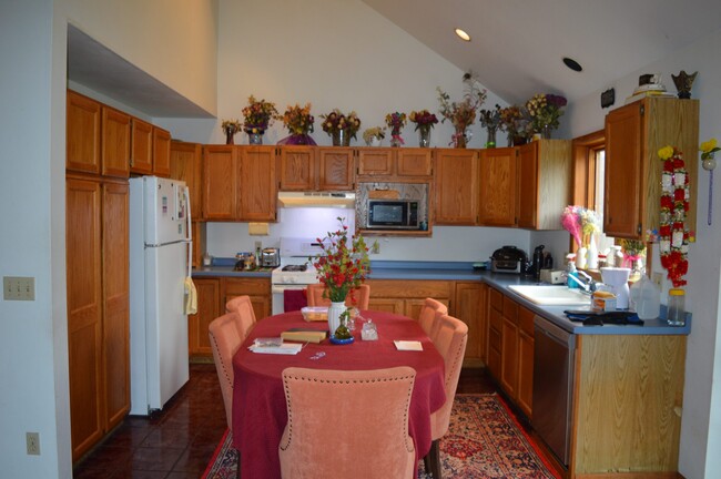 Foto del edificio - 5212 Rustling Oaks Ln