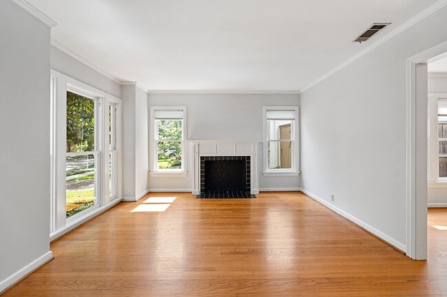 Building Photo - 2910 Plumb St