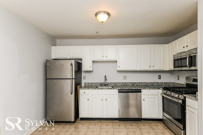 Building Photo - Charming 3BR, 2.5BA home is ready for you
