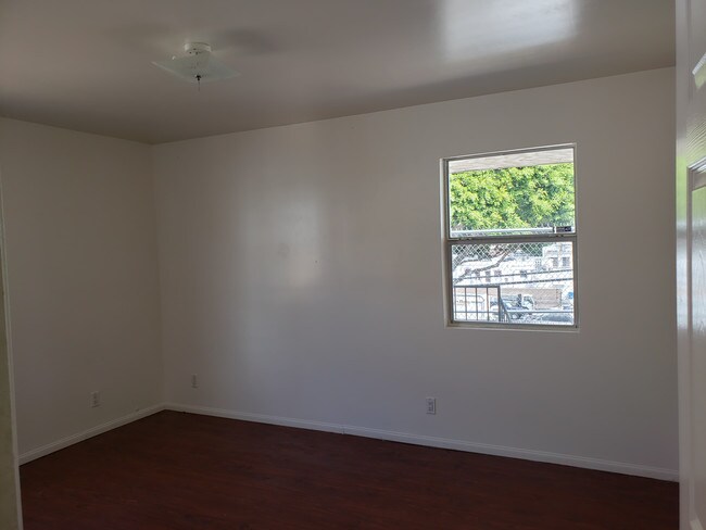 Foto del edificio - 323 W 8th St