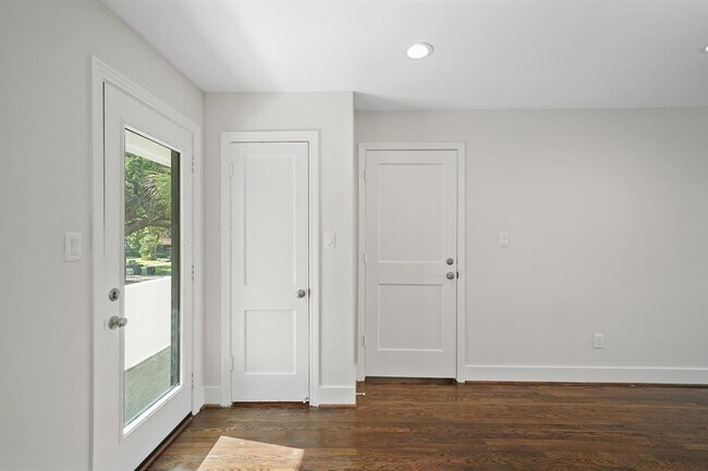 Building Photo - 520 Lovett Blvd