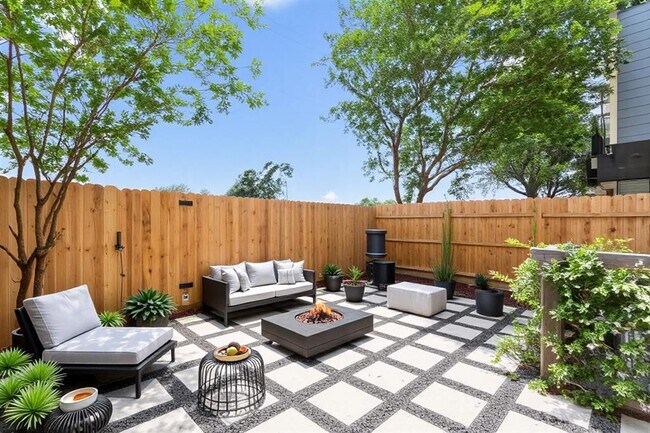 Foto del edificio - 835 Garden Oaks Terrace