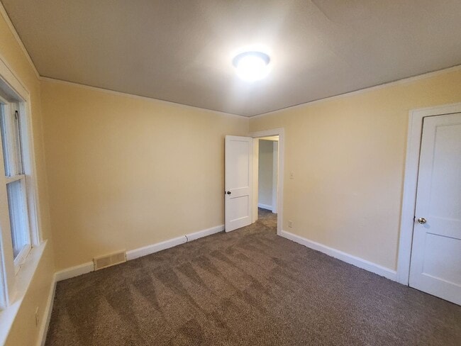 Building Photo - 2 Bedroom House