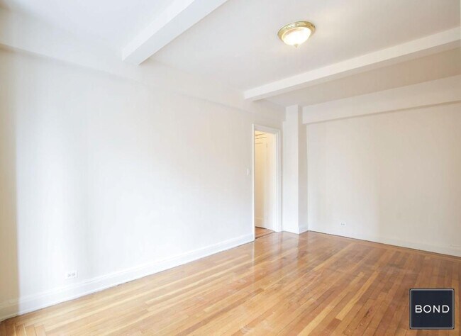 Foto del edificio - 301 E 38th St