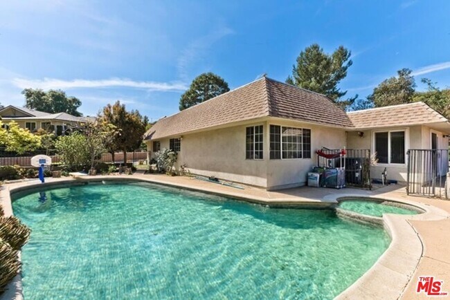 Building Photo - 2108 El Arbolita Dr