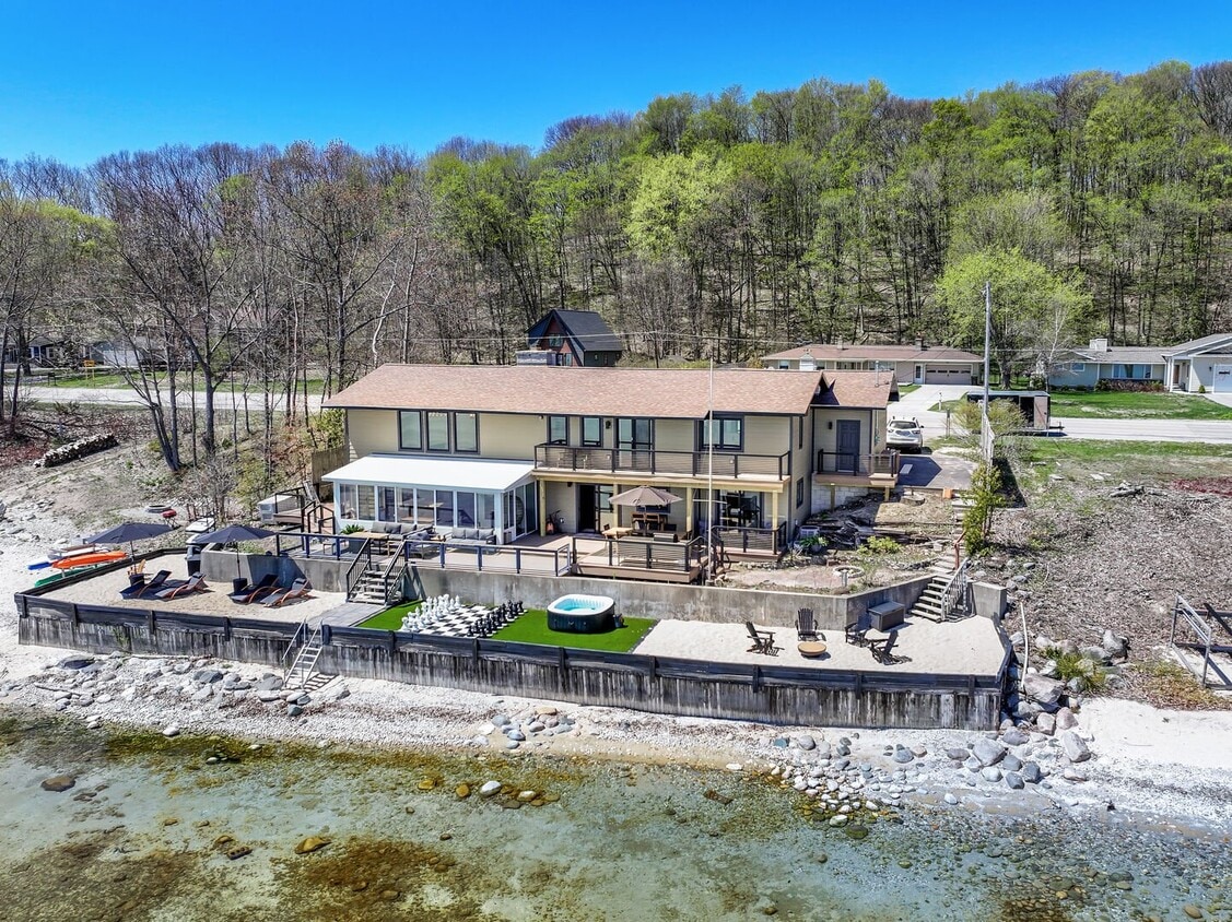 Foto principal - 7345 S West Bay Shore Dr